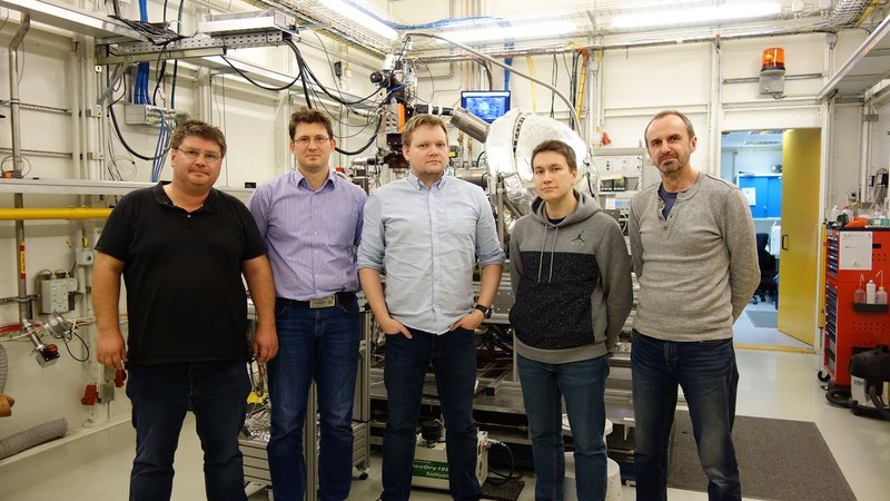 Команда ученых, проводивших эксперимент, возле установки высокоэнергетической рентгеновской фотоэлектронной спектроскопии на синхротроне PETRA III, Гамбург