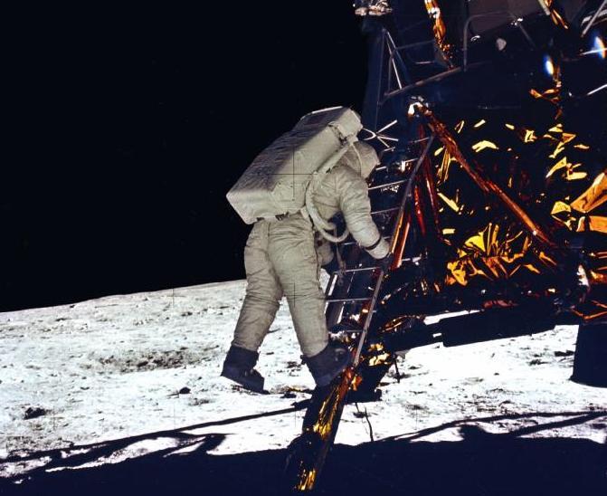 Астронавт Базз Олдрин делает свой первый шаг на поверхность Луны. Фото: NASA