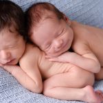 Женщина родила детей с разницей в два месяца