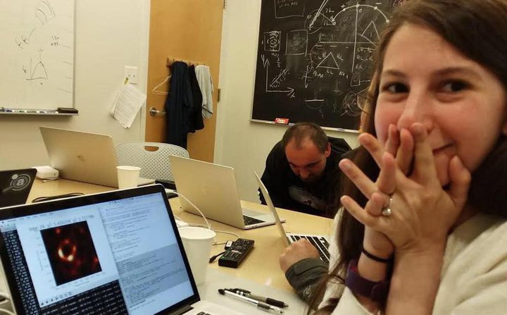 Кэти Боумен впервые видит восстановленное фото черной дыры. Фото: Katie Bouman / Facebook