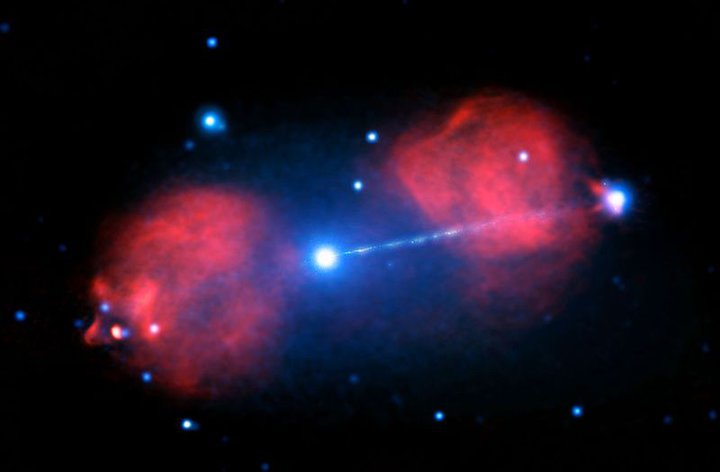 Радиогалактика Живописец A, виден джет рентгеновского излучения (синий) длиной 300 тыс. световых лет, исходящий из сверхмассивной чёрной дыры. Изображение: wikipedia.org