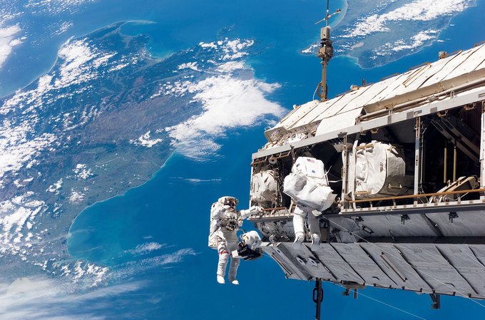 Международная космическая станция движется в атмосфере Земли