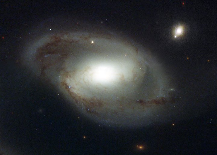 Галактика NGC 4319 и квазар Маркарян 205. Изображение: wikipedia.org