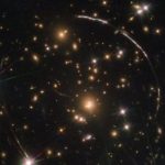 Sunburst Arc — галактика, 12 изображений которой находятся одновременно в разных точках ночного неба