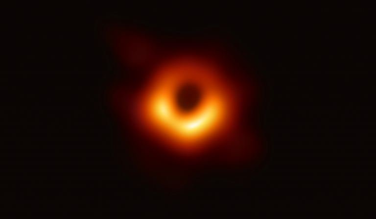 Знаменитая фотография черной дыры в галактике M87