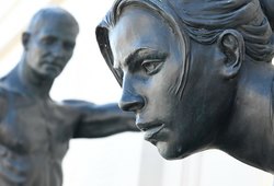 Таинственный синдром превращает людей в статуи