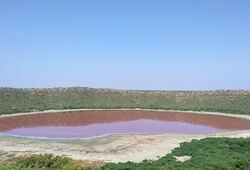 За одну ночь кратерное озеро изменило свой цвет