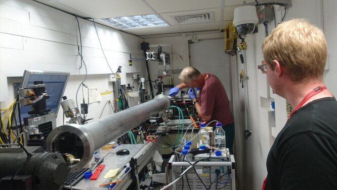 Профессор Герхард Гробнер (Gerhard Gröbner) и инженер Йорген Аден (Jörgen Aden) заменяют образцы на устройстве SURF ( нейтронном рефлектометре) в национальной исследовательской лаборатории в Англии